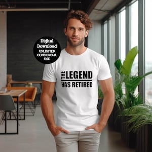 Könnte beinhalten: Weißes T-Shirt mit schwarzem Text, der "The Legend Has Retired" lautet.
