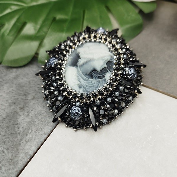 Broche camée avec perles et strass, cadeau parfait pour elle, motif brodé unique, légère et élégante. 7 cm-6 cm. Poids 25 g.