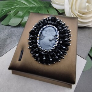 Spilla Lady Cameo. Spilla da borsa. Argento nero. Spilla ricamata con perline. Spilla piccola altezza 1,8 pollici larghezza 1,52 pollici.