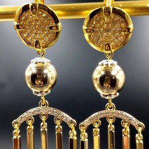 Moderne 14K Vergoldete Chandelier Ohrringe: 8 cm Chandelier für gehobenen Anlass.