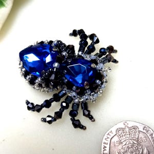 Broche pequeño de araña azul y plateada, brillante, de 2,5 cm, accesorio de joyería, ideal para regalo.