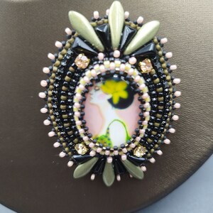 Atemberaubende Große Chic Lady Brosche Effekt Cameo Kostüm Brosche Pastell Shades Bestickt mit Perlen 2,6 - 1,8 inch