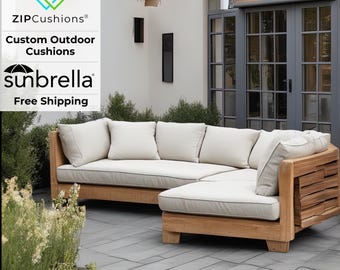 Peut inclure: Un grand canapé d'angle en bois brun clair avec un coussin blanc. Le canapé est à l'extérieur sur une terrasse avec un sol en carrelage gris. Le canapé est composé de plusieurs pièces qui peuvent être disposées dans différentes configurations. Le canapé est en bois naturel et a un aspect rustique. Le canapé est parfait pour se divertir en plein air et se détendre.