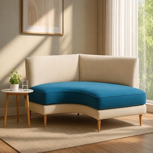 Könnte beinhalten: Ein modernes, geschwungenes Ecksofa mit einem türkisfarbenen Kissen und einem cremefarbenen Rücken und Rahmen. Das Sofa hat Holzbeine und steht auf einem beigefarbenen Teppich. Ein kleiner Beistelltisch mit einer Pflanze und einem Glas Wasser steht neben dem Sofa.