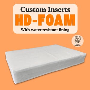 Könnte beinhalten: Ein weißer, rechteckiger HD-FOAM-Einsatz mit wasserabweisendem Futter. Das Produkt wird vor einem orangefarbenen Hintergrund dargestellt. Der Text auf dem Bild lautet "Custom Inserts" und "HD-FOAM" mit "With water resistant lining" darunter.