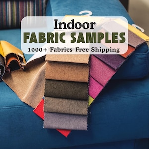 Op de afbeelding: Een stapel stofstalen in verschillende kleuren en texturen, waaronder bruin, grijs, rood en groen. De stalen zijn gerangschikt op een blauwe bank met de tekst "Indoor FABRIC SAMPLES 1000+ Fabrics | Free Shipping" erboven.