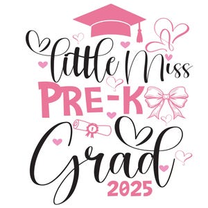 Può includere: Grafica rosa e nera su sfondo bianco. Il testo recita "Little Miss Pre-K Grad 2025" con un cappello di laurea, cuori e un fiocco. Un diploma è incluso nel design.
