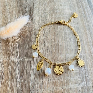 Gold-plated stainless steel bracelet with gold charms (round, hammered, leaf) and beads (pearl, porcelain) / Gift idea for women