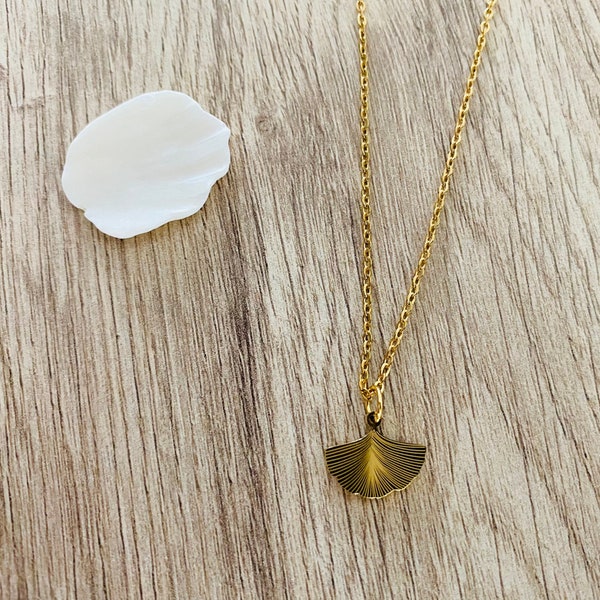 Collier en acier inoxydable doré avec chaine et pendentif en feuille de ginkgo / Idée cadeau femme