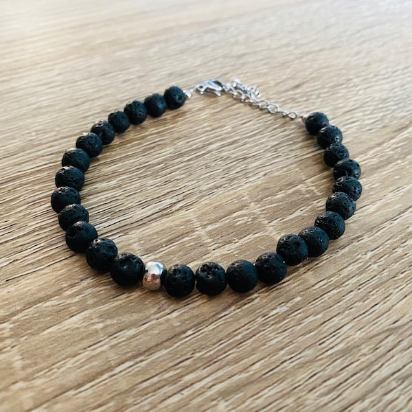 Bracelet homme en acier inoxydable argenté avec perles de pierres de lave  / Idée cadeau