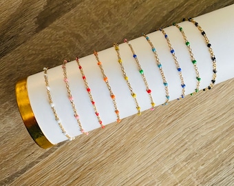 Bracelet en acier inoxydable doré avec chaîne à maillons et perles de différents coloris / Idée cadeau femme