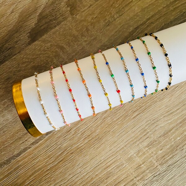 Bracelet en acier inoxydable doré avec chaîne à maillons et perles de différents coloris / Idée cadeau femme