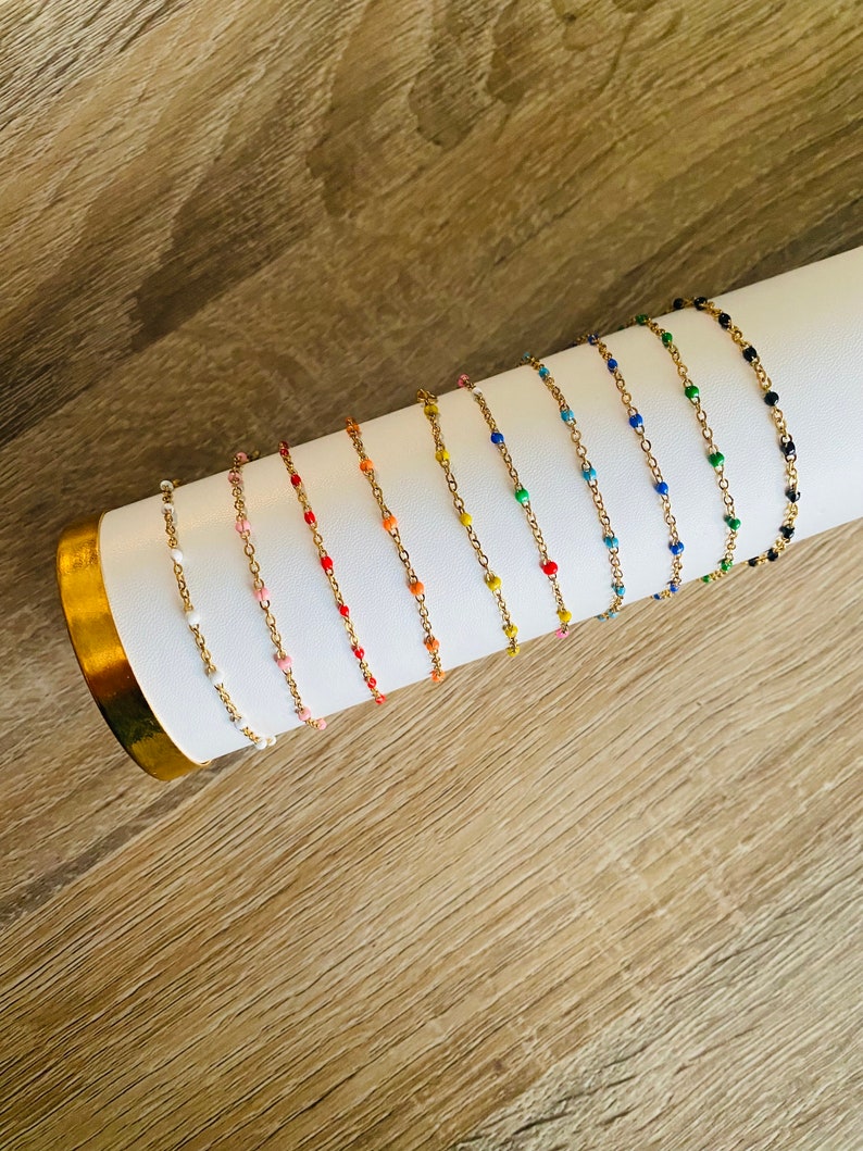 Bracelet en acier inoxydable doré avec chaîne à maillons et perles de différents coloris / Idée cadeau femme image 1