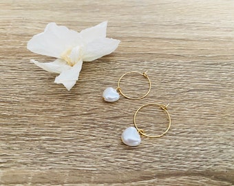 Boucles d’oreilles créoles en acier inoxydable doré et perles nacrées en forme de cœur / Idée cadeau femme