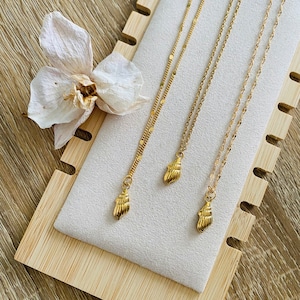 Gold-plated stainless steel necklace with twisted link chain, flat discs and shell pendant / Gift idea for women