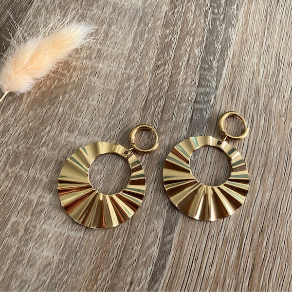 Boucles d’oreilles créoles avec breloque martelée en acier inoxydable doré / Idée cadeau femme