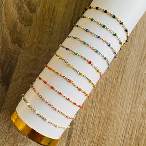 Bracelet en acier inoxydable doré avec chaîne à maillons et perles de différents coloris / Idée cadeau femme image 2