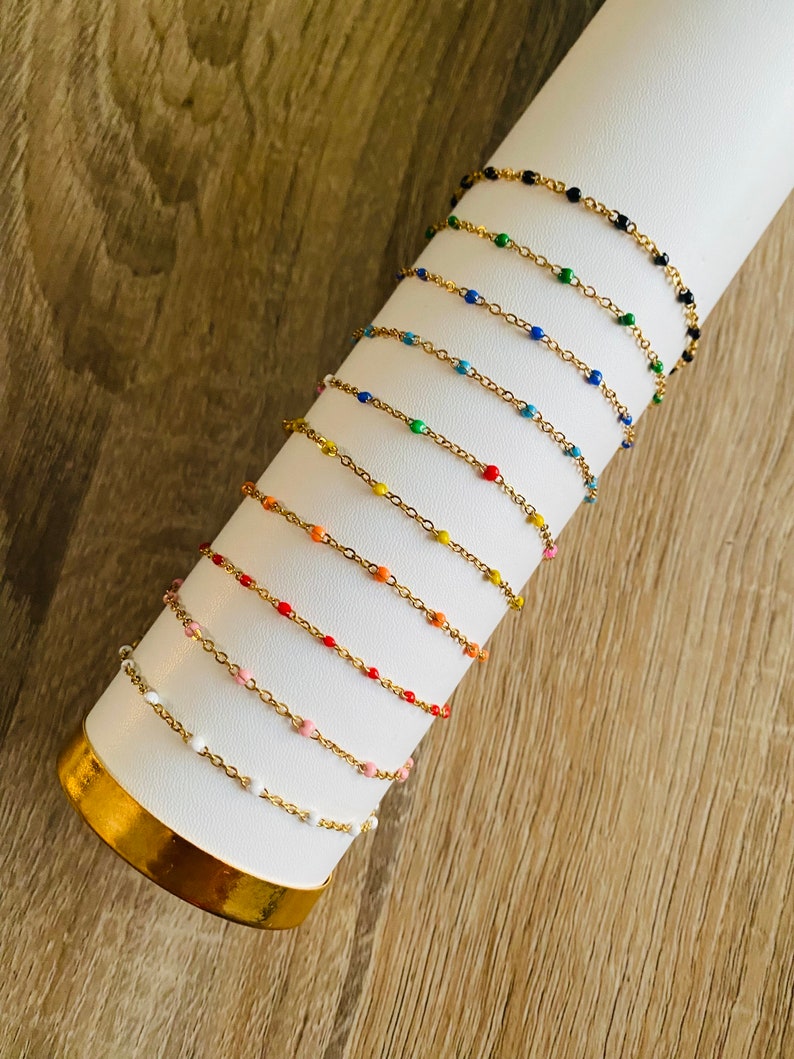 Bracelet en acier inoxydable doré avec chaîne à maillons et perles de différents coloris / Idée cadeau femme image 2