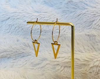Boucles d’oreilles créoles avec breloque triangle en acier inoxydable doré / Idée cadeau femme