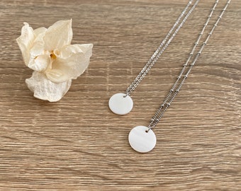 Collier en acier inoxydable argenté avec chaine et pendentif rond nacré en coquillage / Idée cadeau femme