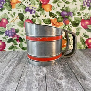 Peneira de farinha de metal vintage | Decoração de cozinha retrô | Utensílios de cozinha dos anos 1950