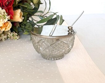 Azucarero antiguo de cristal tallado Chamco con tapa y cuchara cromadas.