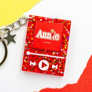 Annie Resin sleutelhanger - Broadway sleutelhanger - sleutelhanger van muziekspeler - Spotify sleutelhanger - gepersonaliseerde sleutelhanger - hars