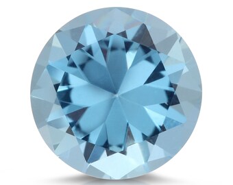 Puede incluir: Una piedra preciosa de aguamarina redonda y facetada de color azul claro.