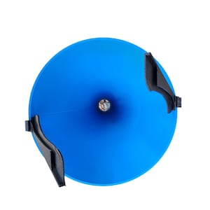 Puede incluir: Un embudo circular de color azul brillante con una superficie interior lisa y una abertura central. Dos soportes de plástico negro, rígidos y curvos, están fijados en lados opuestos del borde exterior, extendiéndose para dar soporte.