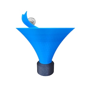 Puede incluir: Un embudo de plástico azul con una base negra. Una moneda de plata rueda por el lado del embudo.