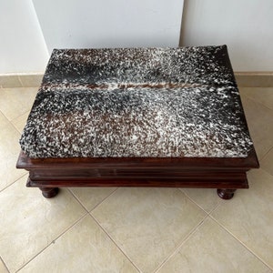 OTTOMAANSE TAFEL, KOEIENHUID MEUBELS, Cocktail tafel, Koeienhuid Home Decor, Luipaard Koeienhuid, Nieuwe minimalistische driekleurige Ottomaanse koeienhuid Tafel