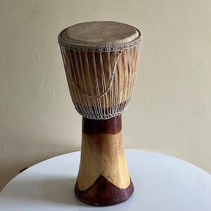 Gran tambor Djembe de madera de caoba africana, tambor Djembe tallado a mano, tambor hecho a mano y tambor de madera