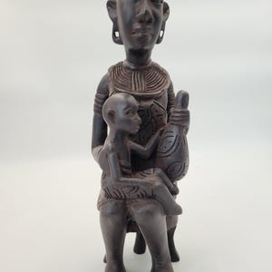 美しい母と子の木彫り彫刻、マサイ族の美術品