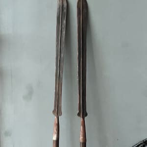 Escudo Maasai com pintura de um rinoceronte e duas lanças Maasai