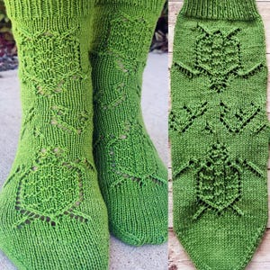 Puede incluir: Calcetines de punto verde con un patrón de encaje. Los calcetines se muestran en los pies de una persona y se colocan planos sobre una superficie de madera.