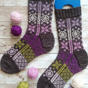 Welcome to My Garden Socks - PDF Sock Knitting Pattern