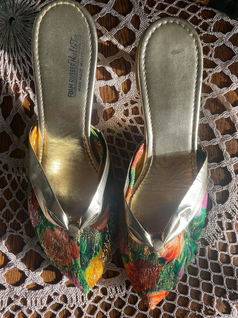 1960s Floral and Golden Pointed Toe Kitten Heel Pumps Bild 4