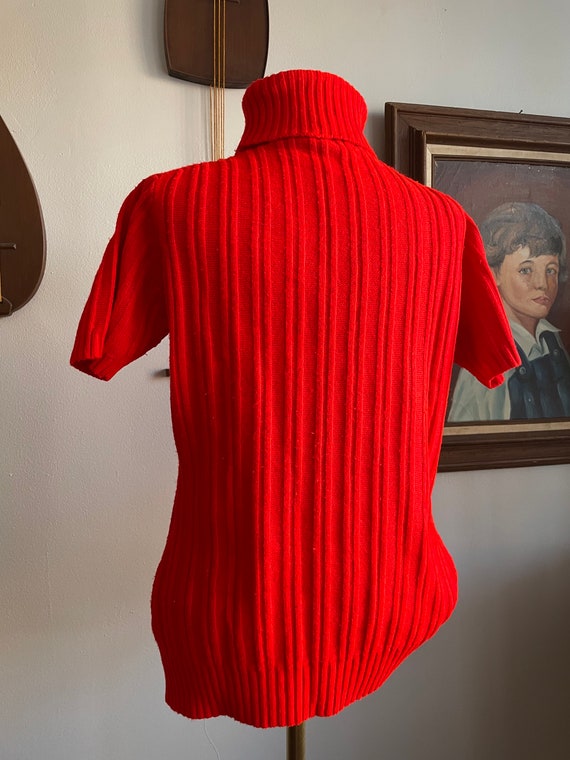 60s/70s Red Turtleneck with Button Detailing - image 3