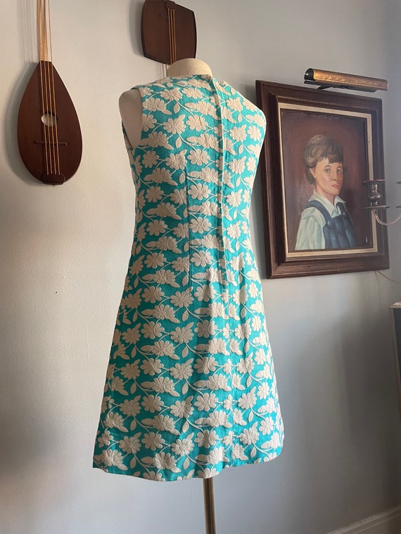 1960s Blue and White Floral Shift Dress - image 4