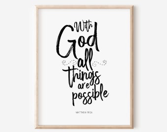 Op de afbeelding: Zwart-wit typografie print met de tekst "Met God is alles mogelijk" en de bijbelverwijzing "Mattheüs 19:26".