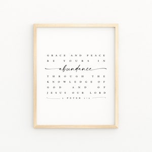 Puede incluir: Un diseño de arte de pared imprimible con una cita de tipografía en blanco y negro: "Que la gracia y la paz os sean dadas en abundancia por el conocimiento de Dios y de Jesucristo nuestro Señor. 2 Pedro 1:2"