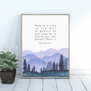 Puede incluir: Una impresi&oacute;n de acuarela con una cita de Proverbios 22:6, "Instruye al ni&ntilde;o en su camino, y aun cuando fuere viejo no se apartar&aacute; de &eacute;l." La impresi&oacute;n presenta un paisaje de monta&ntilde;a azul y morado con &aacute;rboles.