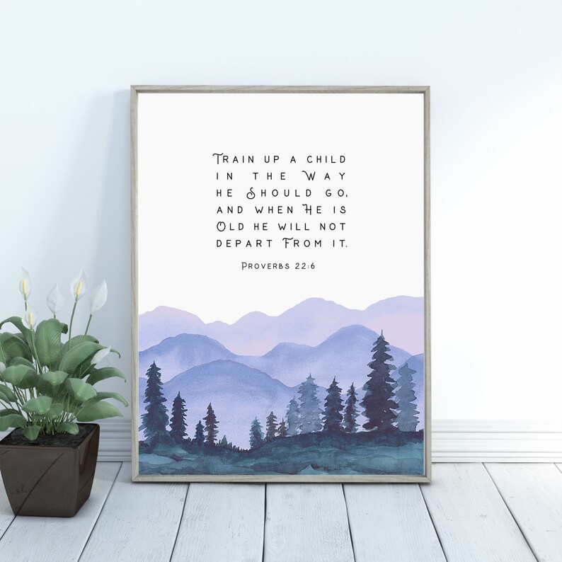 Puede incluir: Una impresi&oacute;n de acuarela con una cita de Proverbios 22:6, "Instruye al ni&ntilde;o en su camino, y aun cuando fuere viejo no se apartar&aacute; de &eacute;l." La impresi&oacute;n presenta un paisaje de monta&ntilde;a azul y morado con &aacute;rboles.