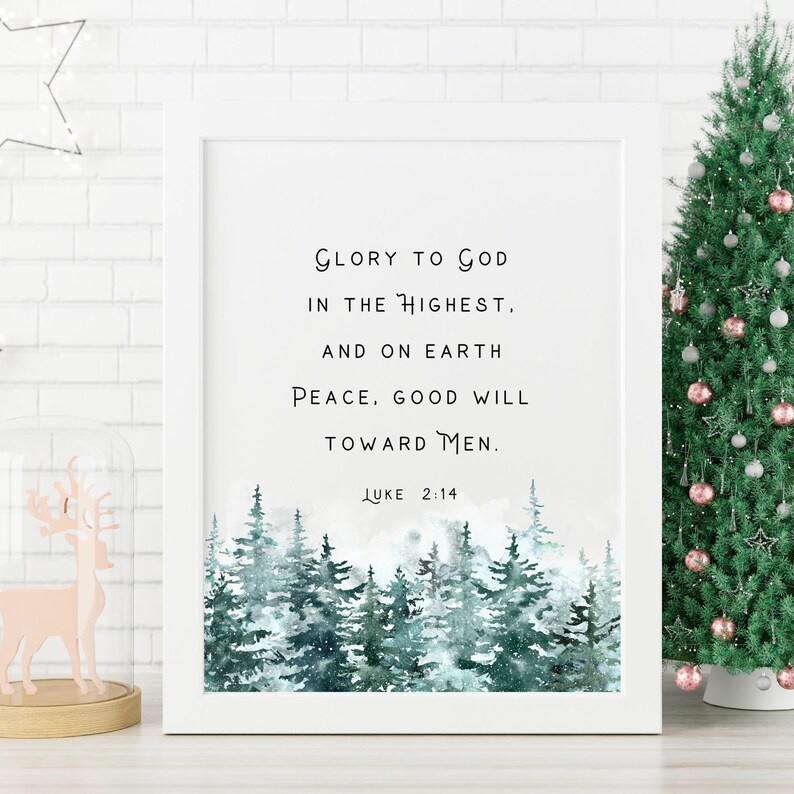 Peut inclure: Une impression encadr&eacute;e blanche avec une illustration aquarelle d'une for&ecirc;t enneig&eacute;e. L'impression pr&eacute;sente le texte "Gloire &agrave; Dieu au plus haut. Et sur la terre paix, bonne volont&eacute; envers les hommes. Luc 2:14".