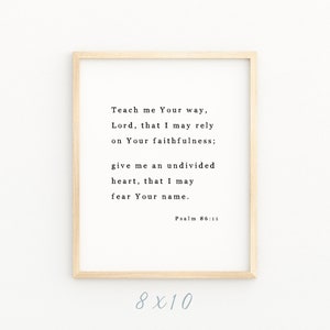 Könnte beinhalten: Ein gerahmter 20,3 x 25,4 cm Druck mit weißem Hintergrund und schwarzem Text. Der Text ist ein Bibelvers aus Psalm 86,11, der lautet: "Lehre mich deinen Weg, Herr, damit ich auf deine Treue vertraue; gib mir ein ungeteiltes Herz, damit ich deinen Namen fürchte."