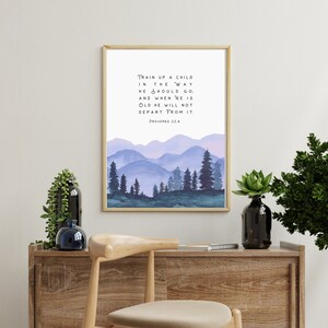 Puede incluir: Una impresi&oacute;n enmarcada con una ilustraci&oacute;n de acuarela de una cordillera con &aacute;rboles en primer plano. La impresi&oacute;n presenta el vers&iacute;culo b&iacute;blico "Instruye al ni&ntilde;o en el camino en que debe andar, y aun cuando fuere viejo no se apartar&aacute; de &eacute;l." Proverbios 22:6.