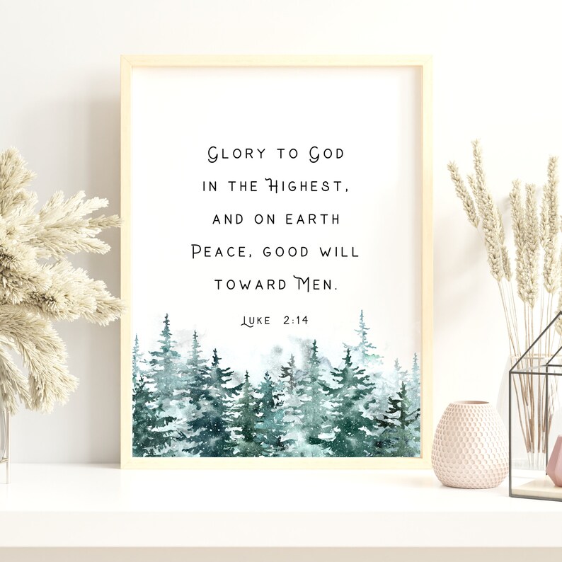 Peut inclure: Une impression encadr&eacute;e avec une illustration aquarelle d'une for&ecirc;t enneig&eacute;e. L'impression pr&eacute;sente le texte "Gloire &agrave; Dieu au plus haut. Et sur la terre paix, bonne volont&eacute; envers les hommes. Luc 2:14".