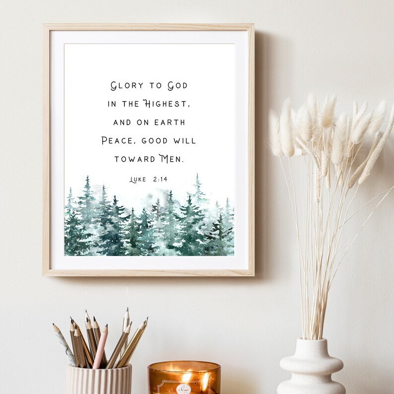 Peut inclure: Une impression encadr&eacute;e avec une illustration aquarelle d'une for&ecirc;t avec le texte "Gloire &agrave; Dieu au plus haut, et sur la terre Paix. Bonne volont&eacute; envers les hommes. Luc 2:14"