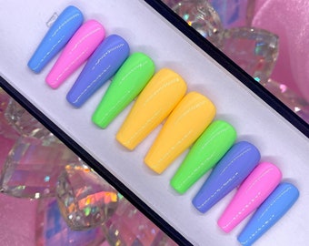 Handgemaakte paaspers op nagels | Pastelkleuren