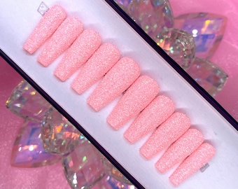 Handgemaakte perziksuiker glitterpers op de nagels